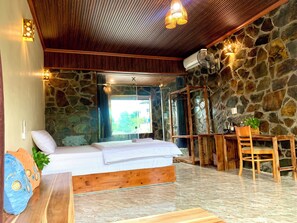 Habitación superior, 1 cama King size, patio, vista a la montaña | Wifi gratis