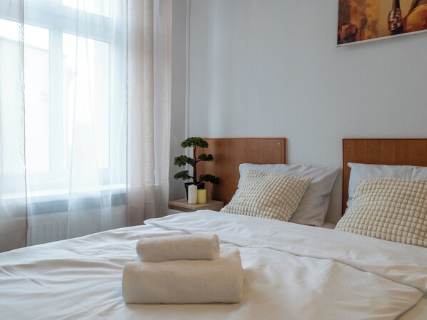 Tabla de planchar con plancha, wifi y ropa de cama