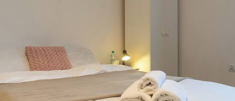 Tabla de planchar con plancha, wifi y ropa de cama