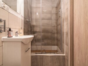 Douche, séchoir à cheveux, serviettes fournies