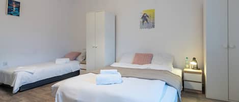 1 habitación, tabla de planchar con plancha, wifi y ropa de cama