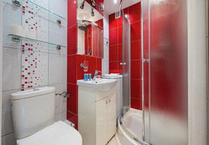 Douche, sèche-cheveux, serviettes fournies