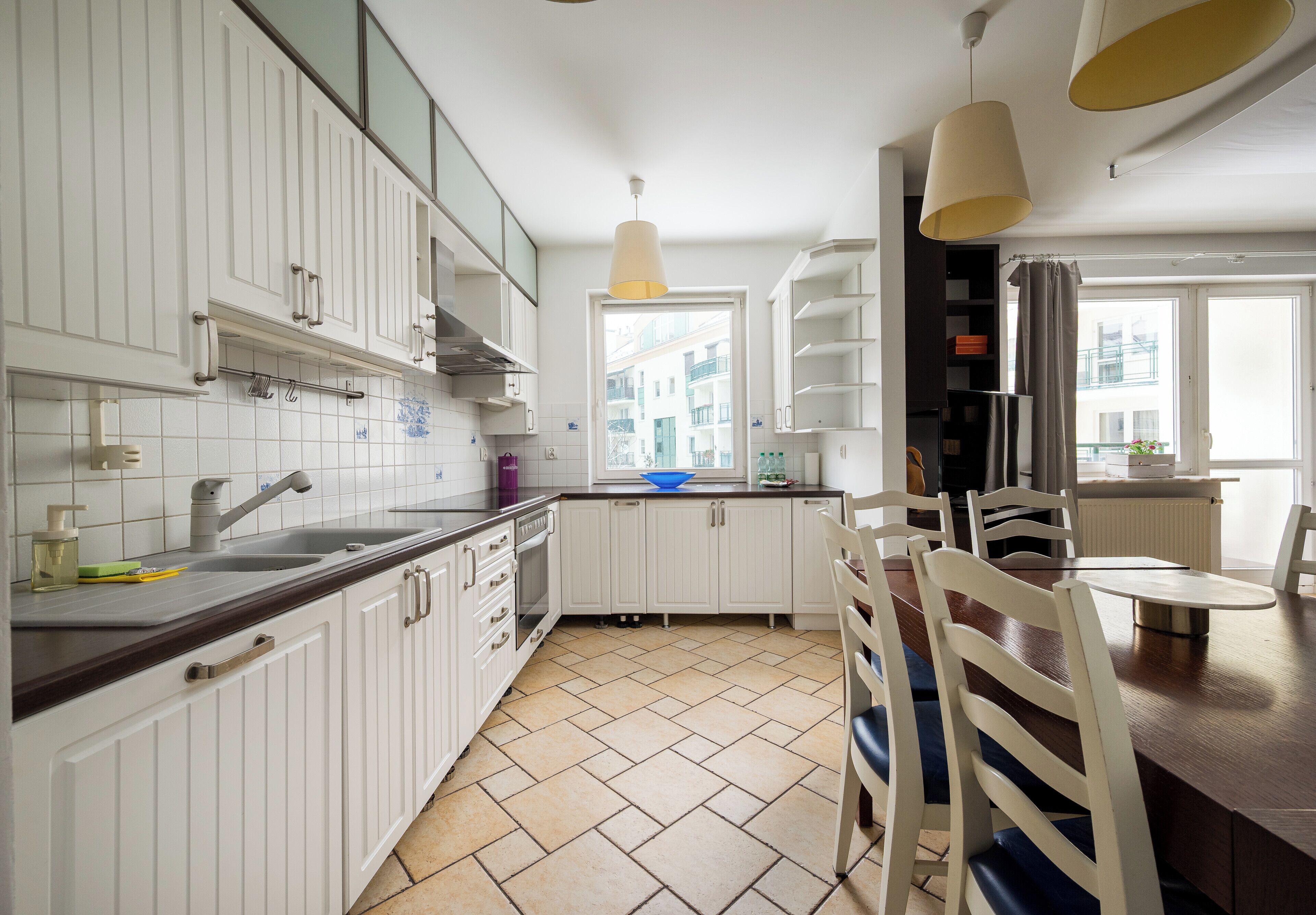 Frigorífico, horno, placa de cocina y lavavajillas