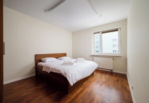 Tabla de planchar con plancha, wifi, ropa de cama