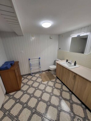 Regadera, amenidades de baño gratuitas, secadora de cabello, toallas 