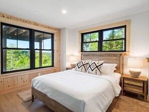 Skrivebord, strykejern/-brett, reiseseng for barn og wi-fi