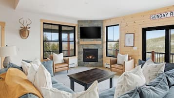 Televisie, een open haard, videospelletjes en boeken