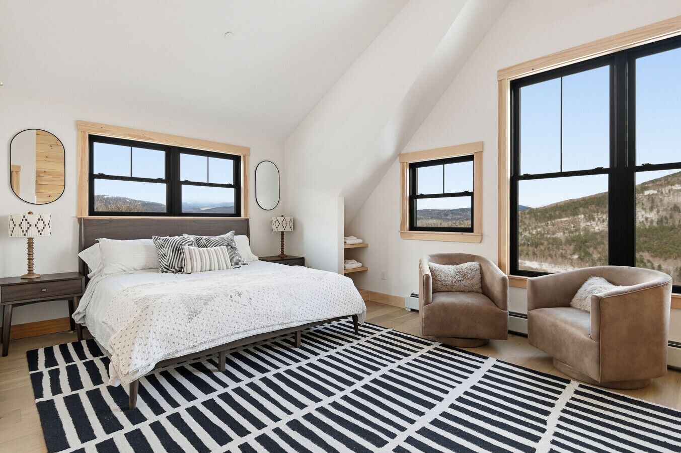 5 slaapkamers, een bureau, een strijkplank/strijkijzer, reisbedje