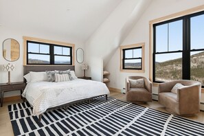 5 soverom, skrivebord, strykejern/-brett og reiseseng for barn