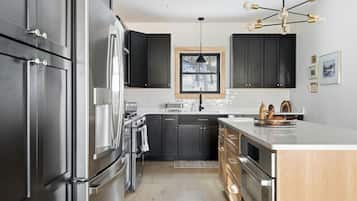 Een koelkast, een microgolfoven, een oven, een kookplaat