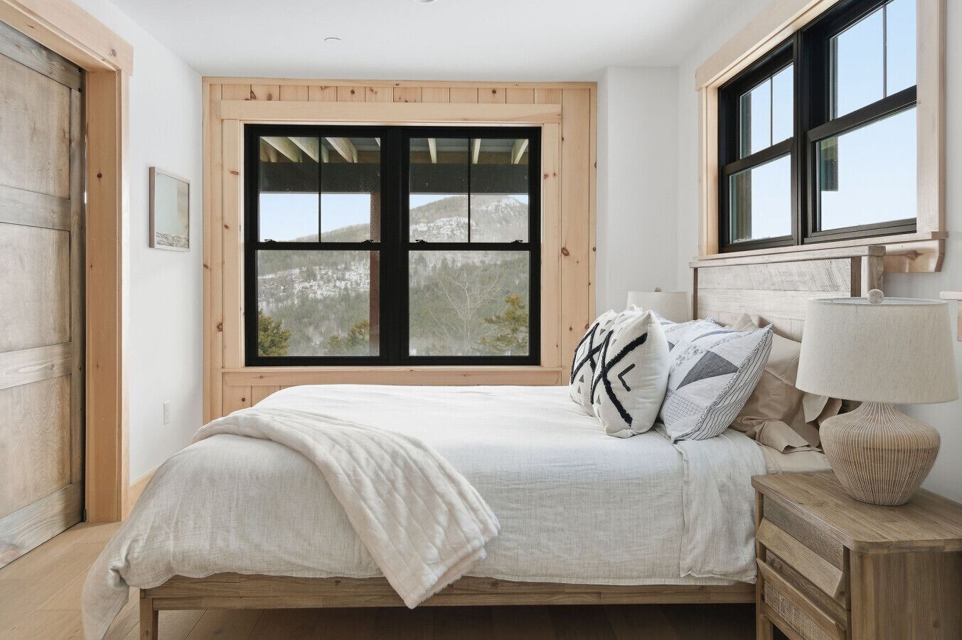 5 habitaciones, escritorio y tabla de planchar con plancha 