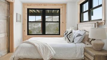 5 habitaciones, escritorio y tabla de planchar con plancha
