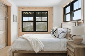 5 habitaciones, escritorio y tabla de planchar con plancha 