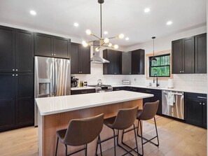 Kjøleskap, mikrobølgeovn, ovn og kokeplater