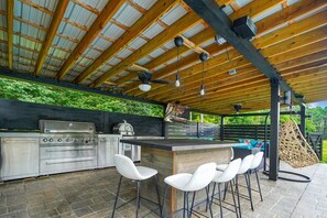 Outdoor dining - Sunday River`s Most Awesome House! (Bethel)