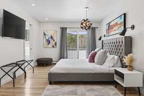5 chambres, bureau, fer et planche à repasser, lit de bébé portatif