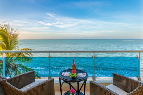 Stunning  Beach Front Condo, King Bed, Stunning Beach and Ocean Views