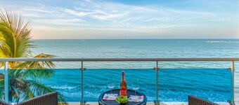 Stunning  Beach Front Condo, King Bed, Stunning Beach and Ocean Views
