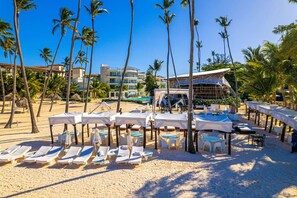 Outdoor dining - Stylish 2BD Condo, Spectacular Golf Course and Pool Views, (Punta Cana)