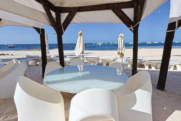 Beach nearby - Stylish 2BD Condo, Spectacular Golf Course and Pool Views, (Punta Cana)