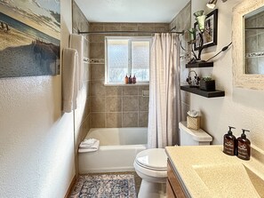 House, 3 Bedrooms | Bathroom | Towels, shampoo - Roaring Fork Retreat 3 Bedroom Home (Glenwood Springs)