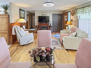 Casa, 3 quartos | Área de estar | Smart TV