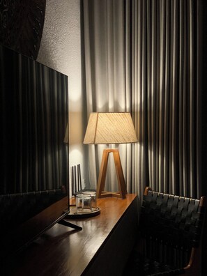 مكتب ومساحة عمل للكمبيوتر المحمول وواي فاي مجانًا