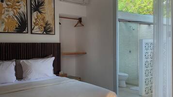 Een bureau, een laptopwerkplek, gratis wifi