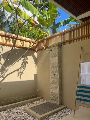 تجهيزات دش، مستلزمات مجانية للعناية الشخصية، مجففات شعر، مناشف