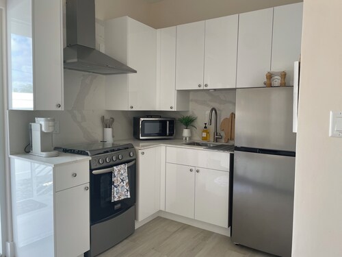 Modern 1-bed studio in West Bay, with AC and private patio, short walk to beach!