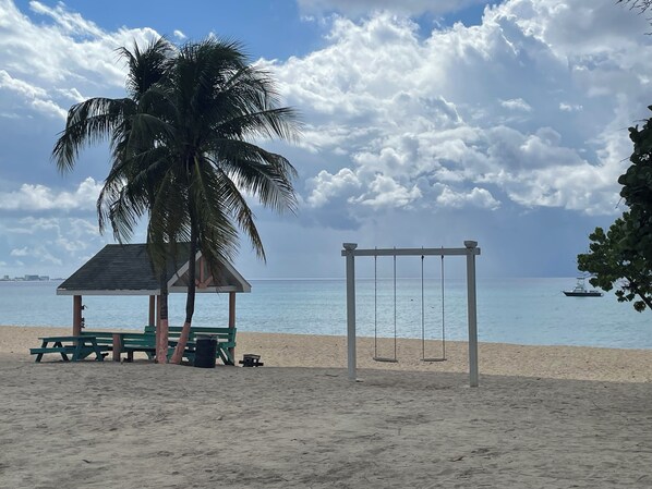 Beach - Modern 1-bed studio in West Bay, with AC and private patio, short walk to beach! (West Bay)