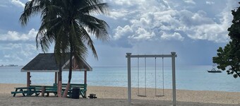 Modern 1-bed studio in West Bay, with AC and private patio, short walk to beach!