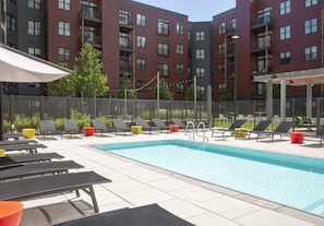 Seasonal outdoor pool, free cabanas, pool umbrellas