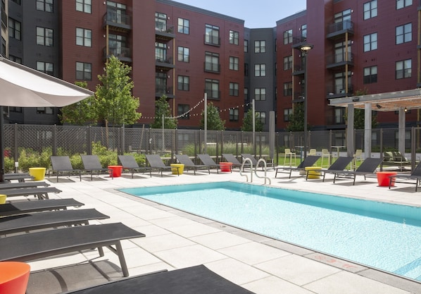 Seasonal outdoor pool, free pool cabanas, pool umbrellas - Hyatus Luxury Residences Somerville (Somerville)
