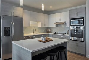 Refrigerador, microondas, horno, placa de cocina