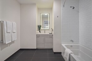 Douche, articles de toilette gratuits, sèche-cheveux
