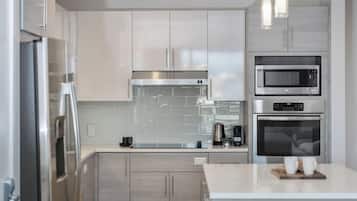 Réfrigérateur, four à micro-ondes, un four, surface de cuisson