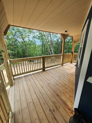 Terrace/patio - Tiny mountain retreat. With fire-pit & fast wifi. Minutes from Caverns and SNP. (Luray)