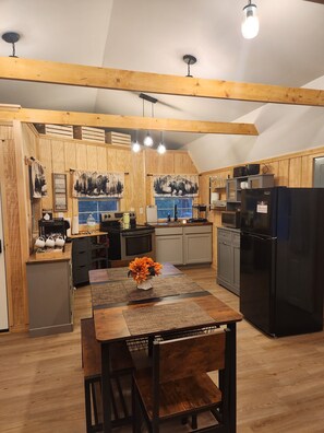 Fridge, microwave, oven, stovetop - Tiny mountain retreat. With fire-pit & fast wifi. Minutes from Caverns and SNP. (Luray)