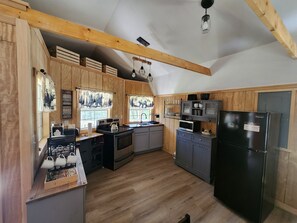 Fridge, microwave, oven, stovetop - Tiny mountain retreat. With fire-pit & fast wifi. Minutes from Caverns and SNP. (Luray)