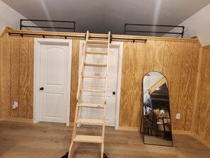 Interior - Tiny mountain retreat. With fire-pit & fast wifi. Minutes from Caverns and SNP. (Luray)