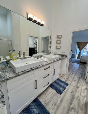 Shower, hair dryer, towels, soap - Serene 2-bedroom villa near beach in lovely Boca Raton (Boca Raton)