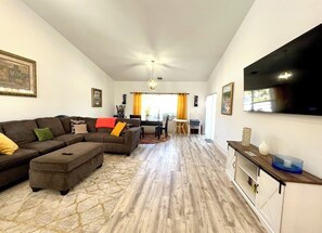 Living area - Serene 2-bedroom villa near beach in lovely Boca Raton (Boca Raton)