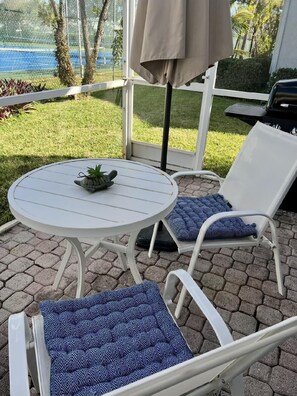 Outdoor dining - Serene 2-bedroom villa near beach in lovely Boca Raton (Boca Raton)