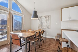 Dining - Mount Royal Lookout: Cozy 3-Bedroom Retreat in Frisco - New Listing! (Frisco)