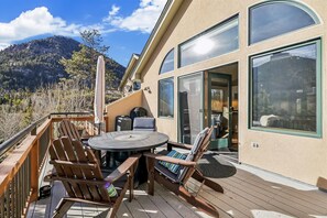 Outdoor dining - Mount Royal Lookout: Cozy 3-Bedroom Retreat in Frisco - New Listing! (Frisco)