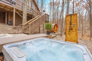 Outdoor spa tub - Hot Tub & Barrel Sauna in Shenandoah Valley Cabin (Hedgesville)