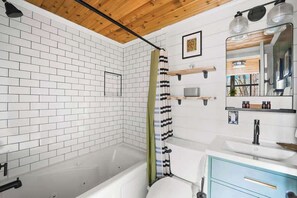 Shower, hair dryer, towels, shampoo - Hot Tub & Barrel Sauna in Shenandoah Valley Cabin (Hedgesville)