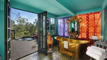 Bañera de hidromasaje cubierta