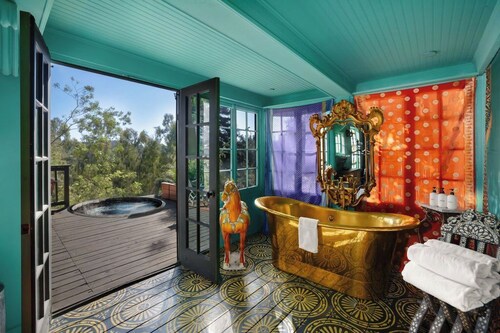 The Farmhouse with Cedar Hot Tub